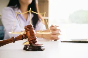 Mulher sentada com mãos cruzadas