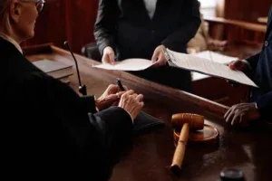 Advogados analisando documento junto a juiz