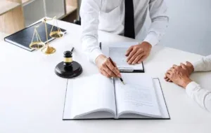 Pessoa com traje formal mostrando trecho de documento