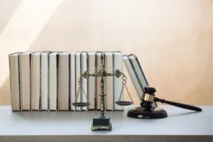 Livros sobre direito sobre a mesa