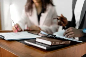 Mulheres em traje formal discutindo assuntos relacionados ao direito