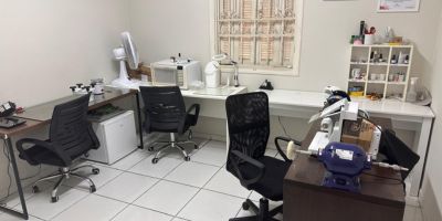 Cabine acústica usada no exame de audiometria em Mogi das Cruzes