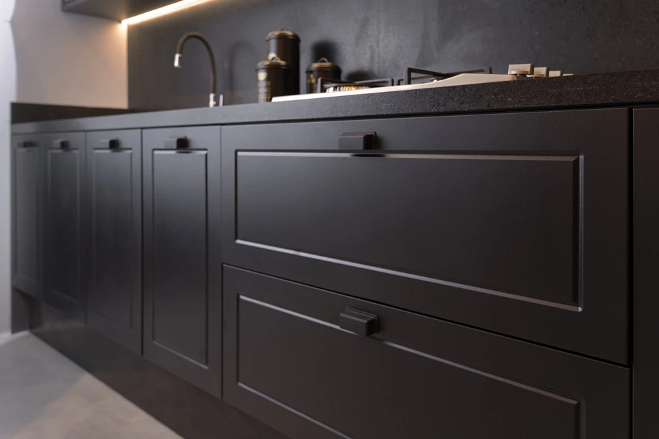 PET preto em frentes Colonial – Cozinha do Studio