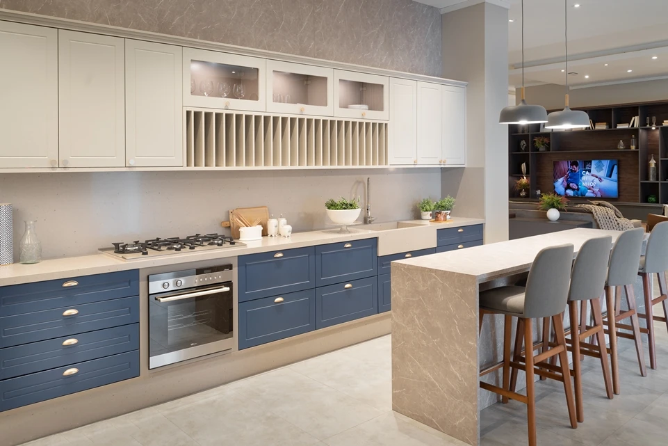 PET Fendi e azul em frentes Colonial – Cozinha Colonial