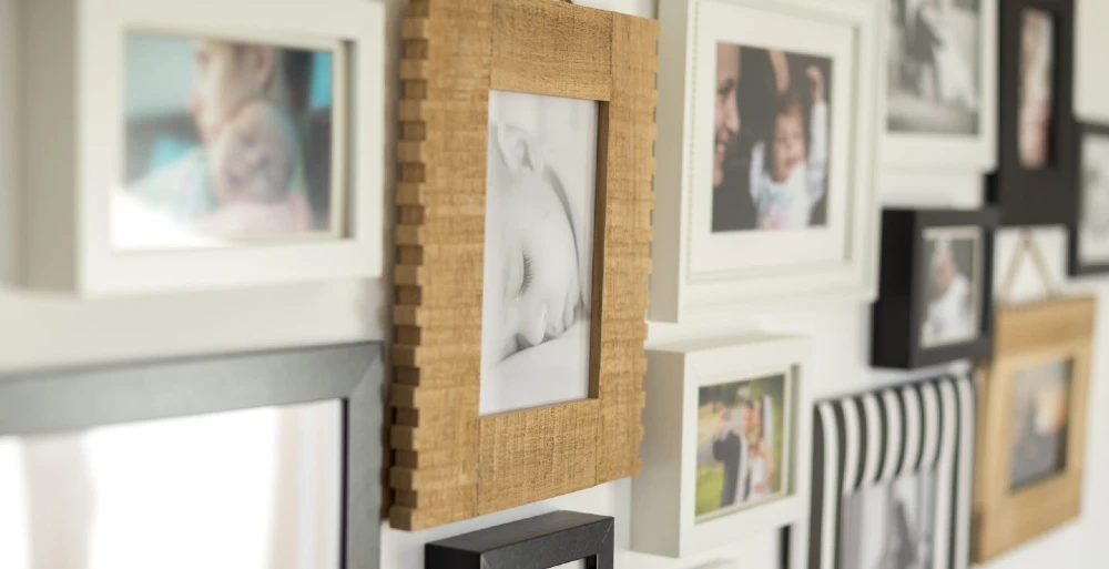 Como fazer uma parede de quadros decorativos