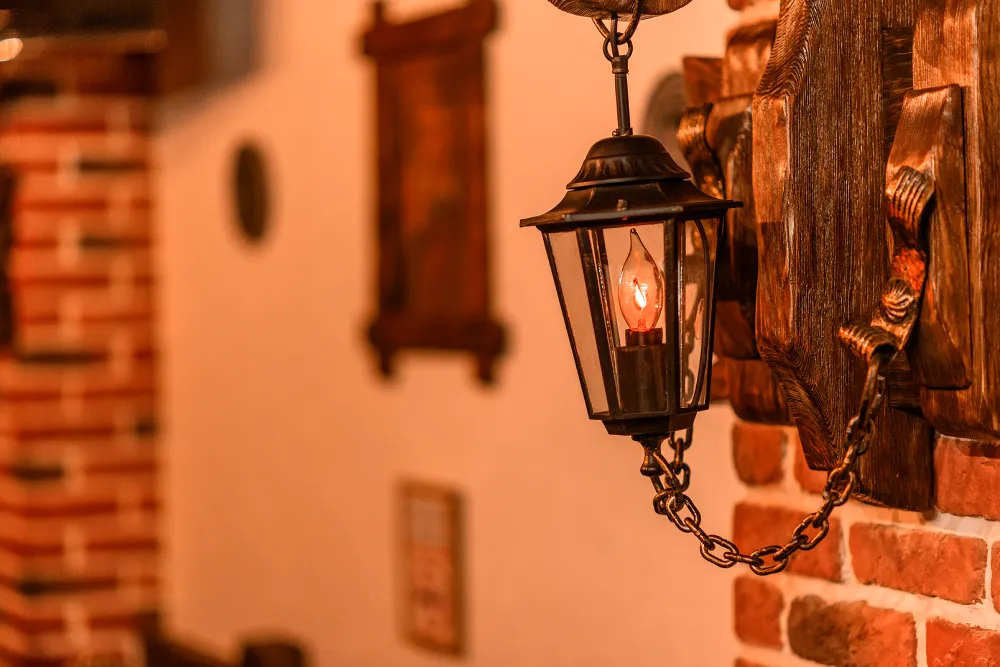 Luminárias rústicas e luz indireta: charme e aconchego ao ambiente.