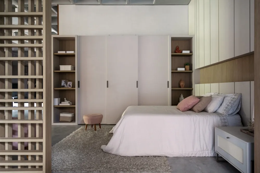 Descubra variados exemplos de quartos de casal personalizados para inspirar a criação de um espaço que seja exclusivo e harmonioso para o casal.