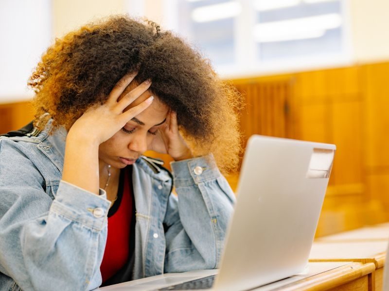 TENHO DORES DE CABEÇA FREQUENTES, SERÁ QUE PRECISO DE ÓCULOS?