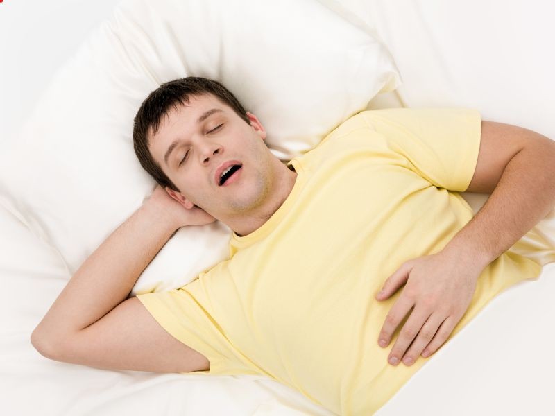 Acorda Com Dor de Cabeça e Boca Seca? Sinais Ignorados do Ronco Que Seu Corpo Tenta Te Contar