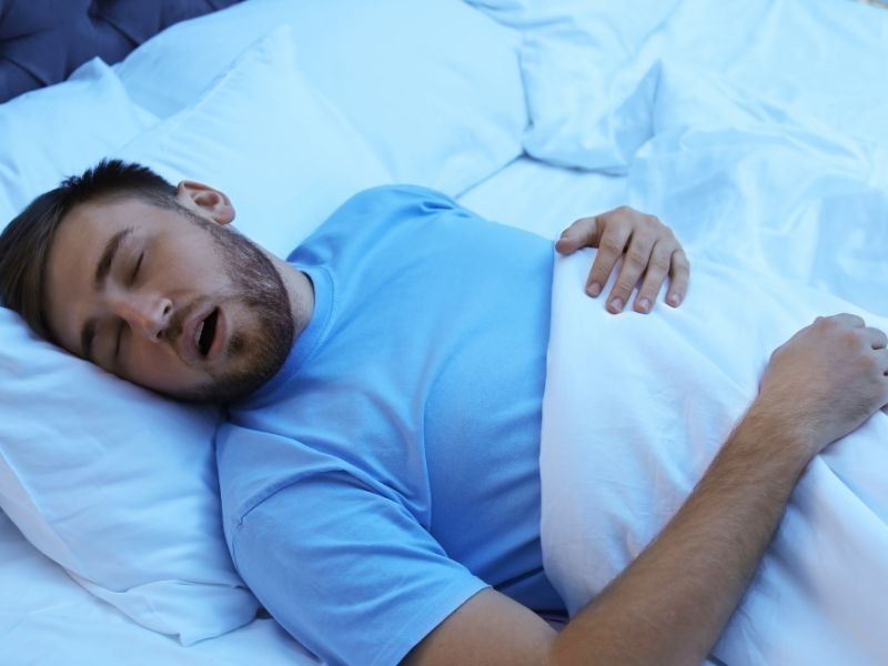 O que é o ronco e por que roncamos? O mistério da vibração que tira o seu sono